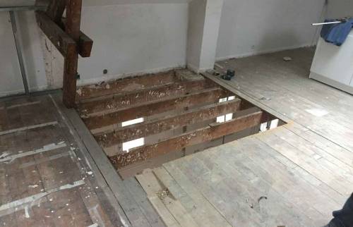 Ouverture de la trémie pour créer l'escalier d'accès aux combles aménagées - 95