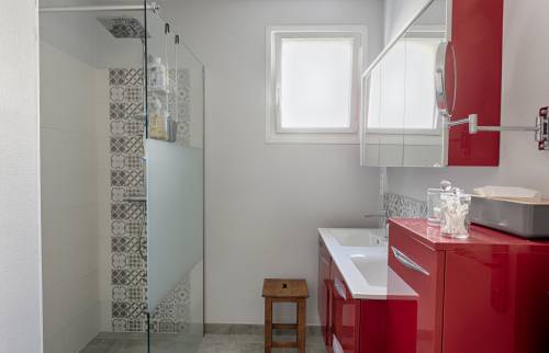 Création aménagement SDE complémentaire douche + meuble vasque en pavillon à Aubagne (13400)