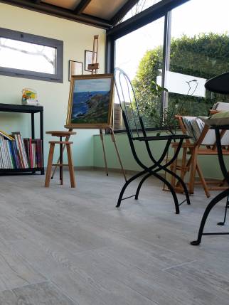 Réalisation d'une Véranda pour création d'un atelier de peinture - Ouest Lyonnais : zoom sur sol carrelé effet parquet