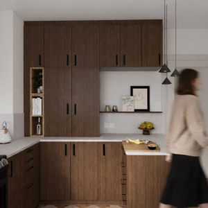 Cuisine rénovée traversante bois foncé et sol ancien conservé