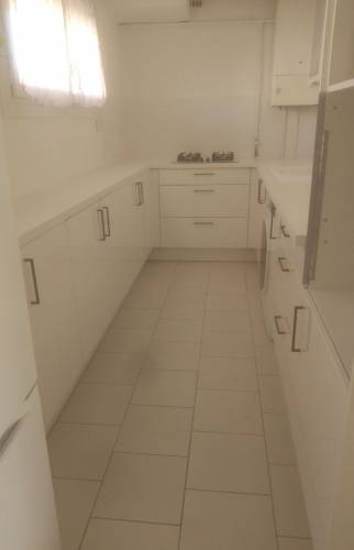 Cuisine couloir en U blanbche avec rangement ssuspendus en appartement - Aubagne (13400)