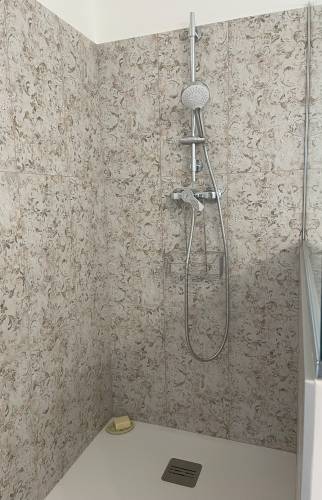 Espace douche La Maison des travaux sainte genevieve des bois.