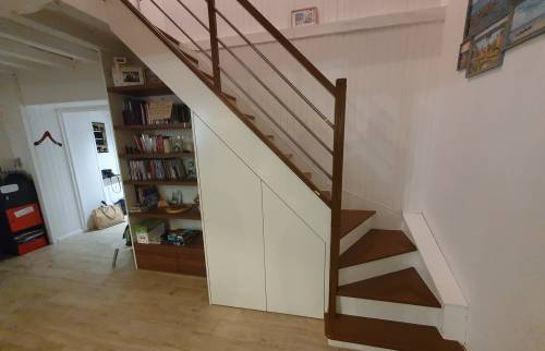 Escalier terminé à Vern-sur-Seiche – vue du bas après rénovation