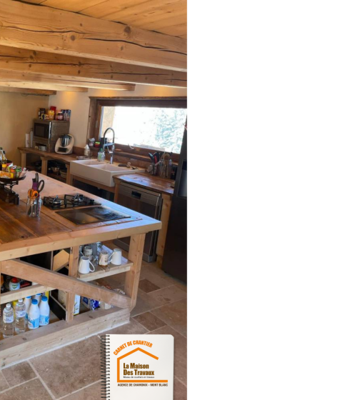 rénovation cuisine chalet Praz-sur-Arly, cuisine bois massif montagne, cuisine alpage rénovée, artisan cuisine Haute-Savoie, la maison des travaux chamonix, cuisine chalet traditionnel, îlot central bois massif, évier