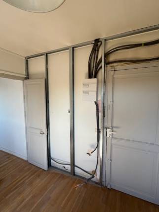 Travaux d'isolation et mise aux normes électriques dans un appartement en rénovation - Nantes 44