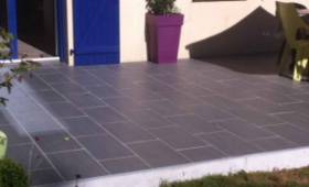 Une nuance de bleu pour harmoniser la terrasse avec les couleurs de la maison à Vertou (44)
