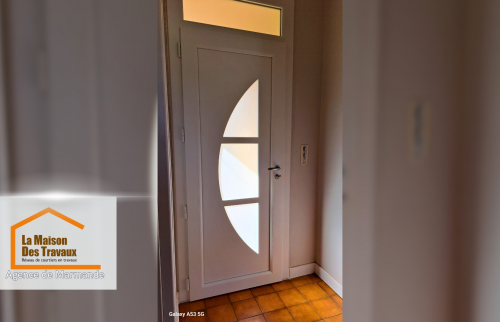 Une nouvelle porte installée – Plus moderne, plus isolante et offrant une belle vue sur l’extérieur, elle améliore nettement la luminosité de la pièce.