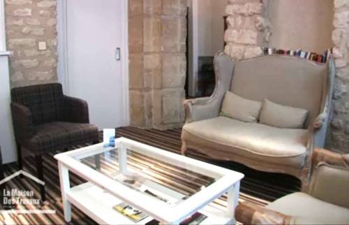 Pierre de taille dans un salon d'hôtel parisien