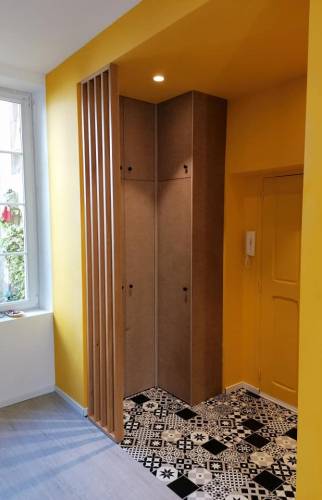 Vestiaire, mobilier et claustra sur nouveau carrelage d'entrée de maison à Crozon (29160)