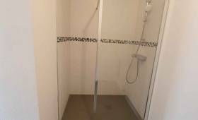 salle de bain avec douche rénovée à Sens (89) 