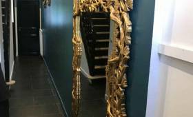 L'entrée de la maison avec l'escalier