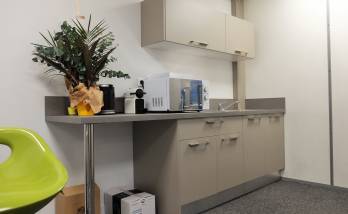 Aménagement d'une mini-cuisine dans un espace détente pour les locaux d'une agence de communication, Lyon Vaise