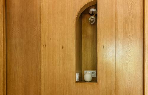 Niche décorative et pratique au-dessus du canapé-lit gris