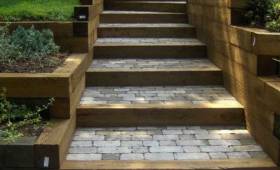 Escalier extérieur pierres bordures bois - Biarritz - 