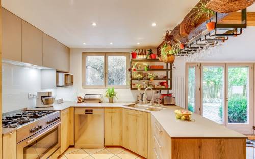 Chazay d'Azergues (69380) : Cuisine rénovée dans un esprit maison de famille dans une maison de village de l'Azergues