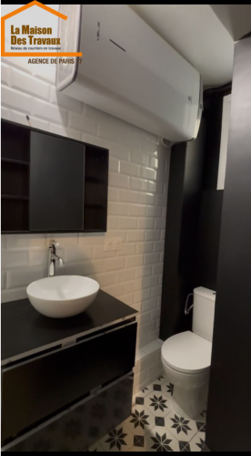 Salle d'eau rénovée, vasque et meuble noir, Paris 17e