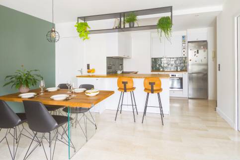 Cuisine blanche et verte : réagencement et rénovation dans un appartement lyonnais, quartier Tête d’Or