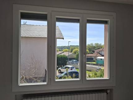 Rénovation de menuiserie avec installation de fenêtre en PVC à triple battant - Lagnieu 01150