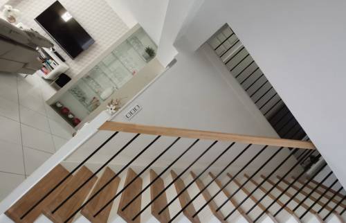 Escalier bois et blanc