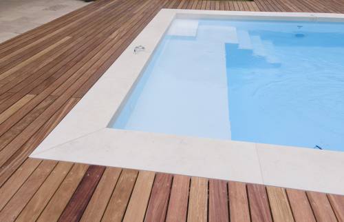 zoom sur nouvelles plages de piscine en mélèze autoclave sur Quincy-Voisins (77860)