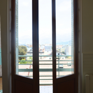 vue dégagée depuis un rooftop rénové à Grenoble – architecture signée Emma Beale