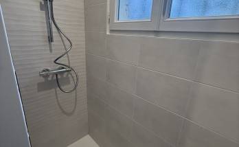 Rénovation d’une maison près de Couëron : rafraîchir les murs et moderniser la salle de bain entre deux locations receveur