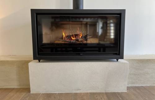 La cheminée sur son socle