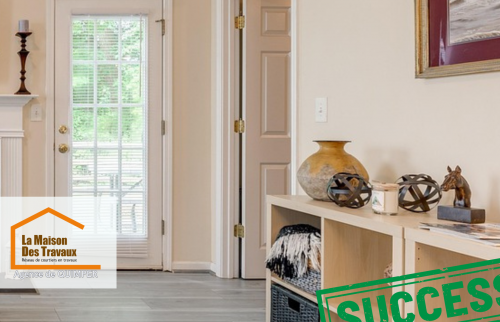 Vue harmonieuse du salon : Grâce à la rénovation des murs et plafonds, l’espace est sublimé avec des tons clairs et un style épuré. Un projet réussi à Combrit.