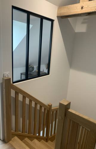 Escalier sur-mesure après travaux – Allier esthétisme et praticité dans une rénovation de maison