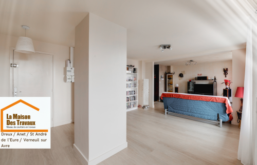 Rénovation d’un salon lumineux avec parquet clair et finitions soignées à Dreux et Anet. 