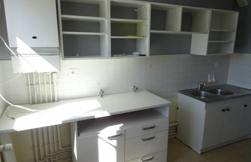 Dépose des anciens éléments de cuisine dans un pavillon ur Auriol (13390)