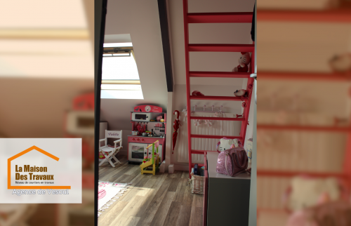 Espace de jeu aménagé dans une chambre mansardée - Rénovation cosy avec escalier rose menant à une mezzanine et coin ludique pour enfants.