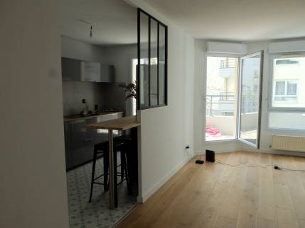 Lyon (69009) : vue sur la cuisine ouverte, la verrière et le balcon