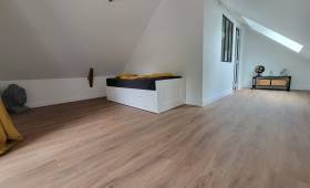 Chambre 1 terminée – Lumière naturelle et ambiance cosy