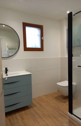 Vasque avec meubles bleu gris et miroir connecté