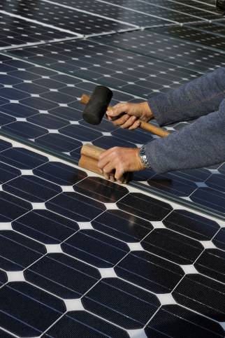 Travaux de pose de panneaux photovoltaïques en cours - Lieusaint 77127