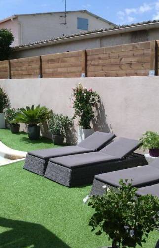 Installation d’une clôture bois sur muret autour d’une piscine