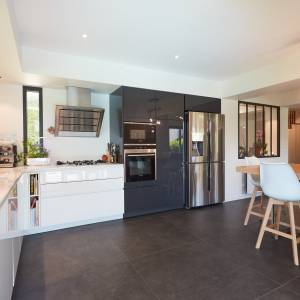 Cuisine spacieuse et fonctionnelle créée par Anne Rose BOUYER – extension Maison T.
