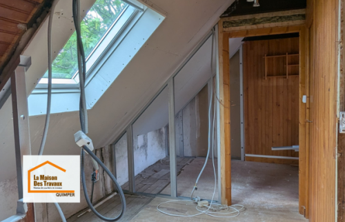 Création d’une salle de bain en rénovation à Loctudy avec reprise des réseaux, réaménagement sous escalier et optimisation des volumes dans cette maison ancienne du Finistère Sud.