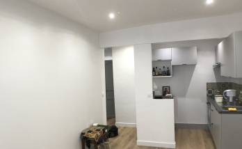 Salon et cuisine ouverte appartement rénové - Epinettes Paris 17