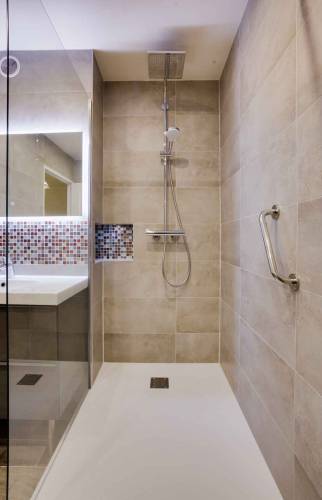 une grande douche