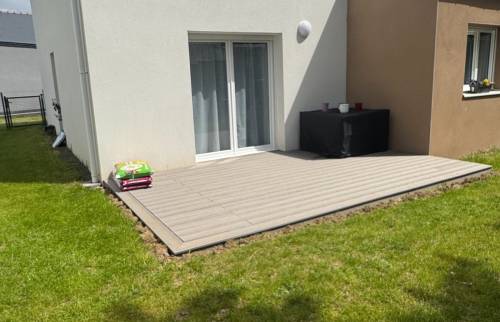 Création d’une terrasse moderne à Ploufragan – Projet réalisé par La Maison Des Travaux