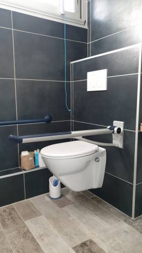 WC suspendu avec barres latérales dans une salle de bain PMR - Nantes 44