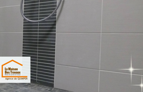 Zoom sur le carrelage mural sobre et contemporain qui apporte clarté et raffinement à l’ensemble.