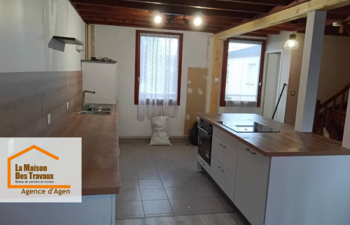 Cuisine modernisée à Colayrac-Saint-Cirq : nouveaux plans de travail, crédence contemporaine et îlot central sur mesure. Accompagnement par La Maison Des Travaux – Agence d’Agen.