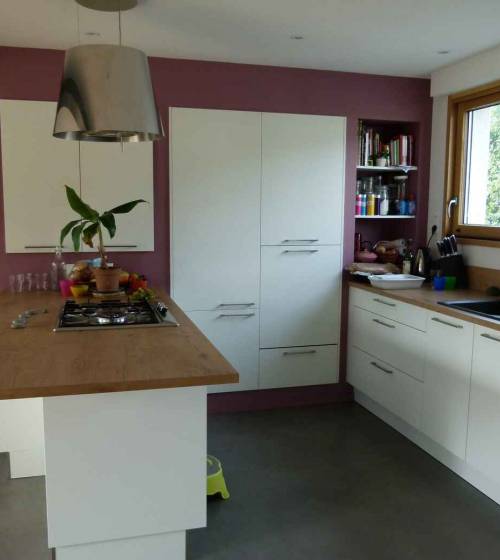 Plateau de travail séparant la cuisine et la pièce de vie