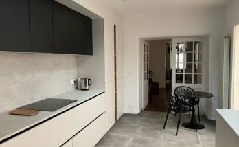 Rénovation à Couëron : moderniser l’existant avec un nouveau sol, une verrière et un mur peint cuisine