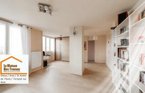 Aménagement d’un coin bureau fonctionnel et lumineux dans un appartement rénové à Dreux. 