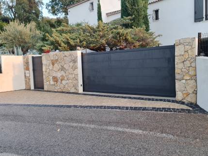 Pose d'un portail motorisé et d'un portillon aluminium