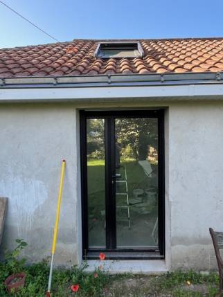 Nouvelle porte-fenêtre posée sur une maison en rénovation - Nantes 44